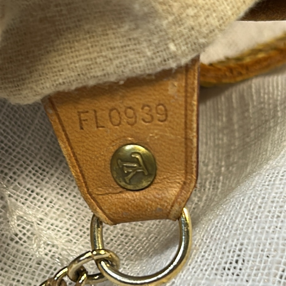 Louis Vuitton leather large bucket GM bag with chain leash inside - Picture 13 of 16